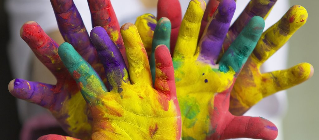 Niños manos pintadas