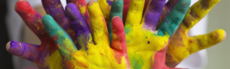 Niños manos pintadas