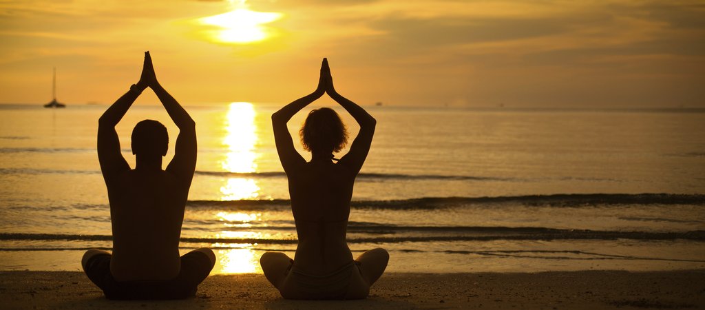 yoga al atardecer playa