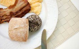 Detalle comida en mesa